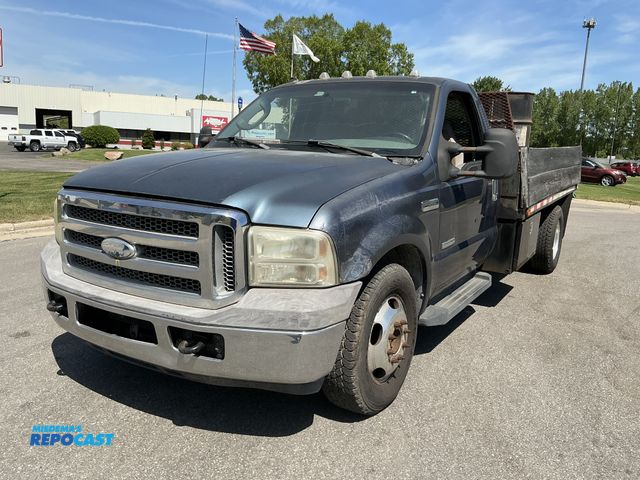 Lot 2-75233 - 2006 Ford F-350 XLT Regular Cab Flatbed Pickup Truck RWD