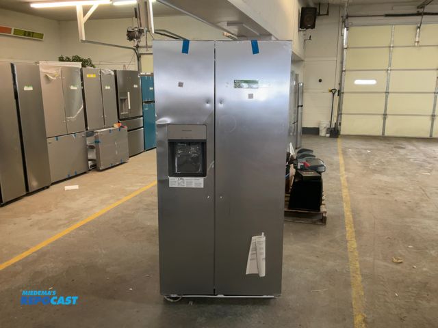 Lot 2-60993 - Scratch & Dent Electric Free Standing Frigidaire  FRSS2323ASD Refrigerator/Freezer