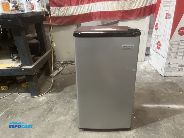 Lot 2-59081 - New Scratch & Dent frigidaire gallery compact Mini Refrigerator can storage  door storage  adjustabl...
