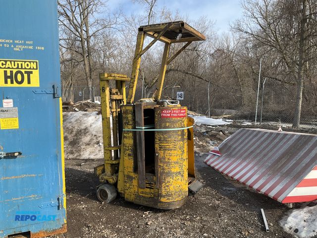 Lot 2-92501 - Clarklift industrial electric forklift 8-886-767 24v forks 40”