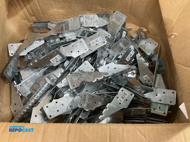 Lot 2-19437 - Box of small metal hangers. With 5 nail holes each