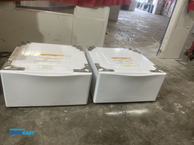 Lot 2-59097 - Lg storage pedestal for front load set