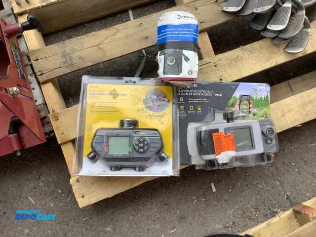 Lot 2-66596 - 3 automatic faucet/watering trimers