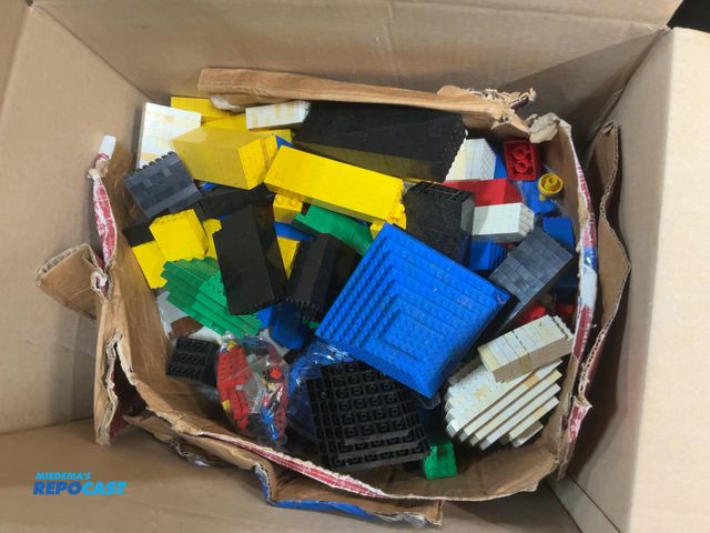 Lot 2-69187 - Box of various types of legos