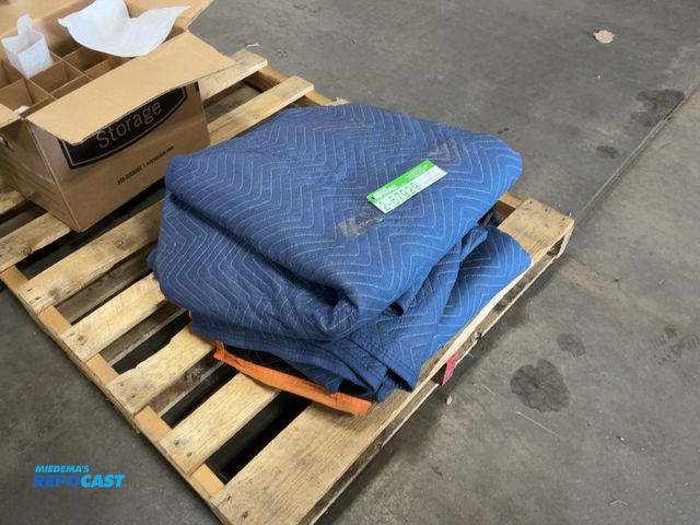 Lot 2-67929 - Lot of moving blankets blue and black