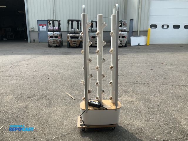 Lot 2-64246 - Garden hydroponic growing system with plant pods and light columns