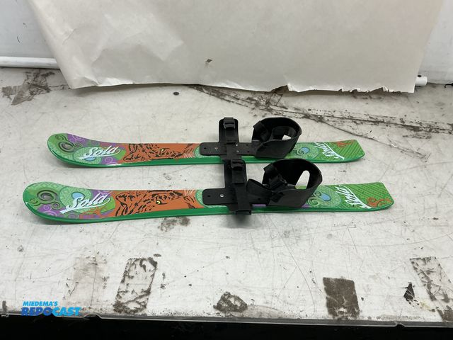 Lot 2-96648 - Sola brand beginner skis