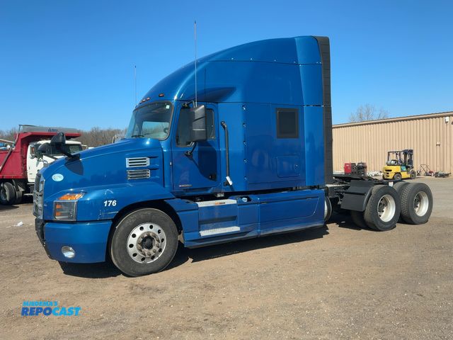 Lot 2-11045 - 2020 Mack Anthem Semi Truck