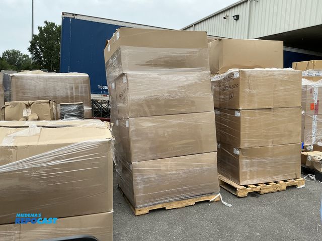 Lot 2-24733 - (8 boxes) of 30”x7”+.75” Lip 3/16” web bubble bags, 300 per box