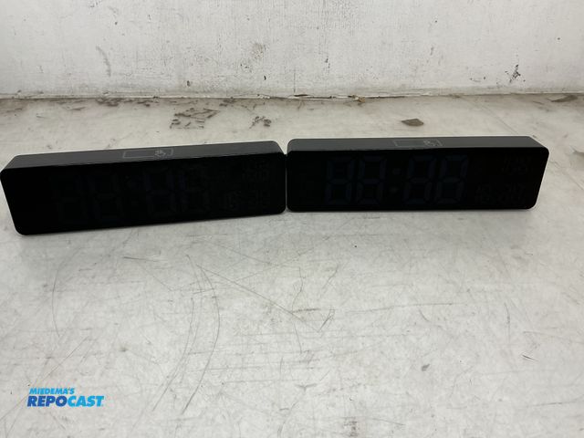 Lot 2-93364 - Lot of (2) USB Plug In Digital Clocks