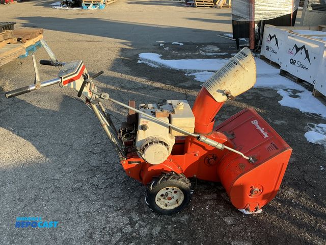 Lot 2-19707 - Simplicity Walk-Behind Snow Blower Simplicity Snowbuster 724 Push Snowblower