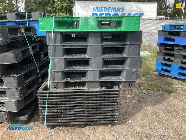 Lot 2-27386 - Lot of black and green pallets.