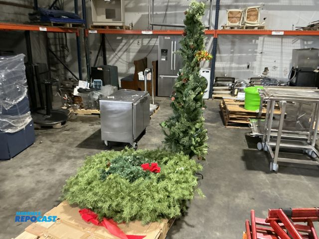 Lot 2-5&175 - Lot assorted Christmas items includes 7 foot tall Christmas tree (4) Christmas wreaths  (RSSC)