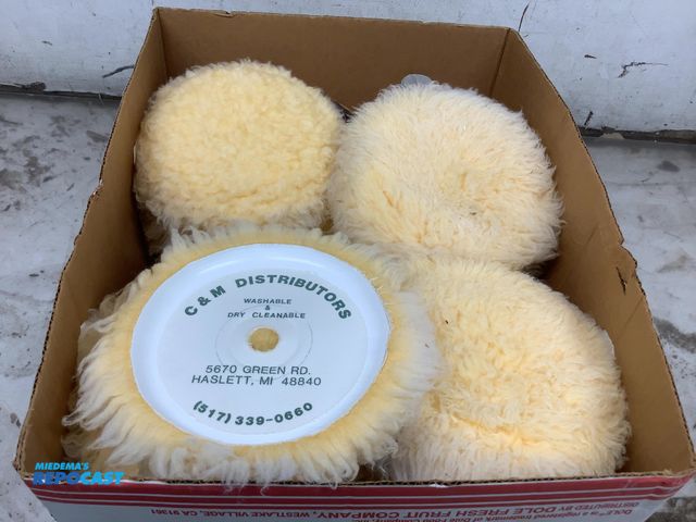 Lot 2-62898 - lot of (24) 7" buffing pads