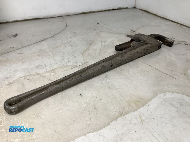 Lot 2-27353 - rigid aluminum pipe wrench, 36", adjustable