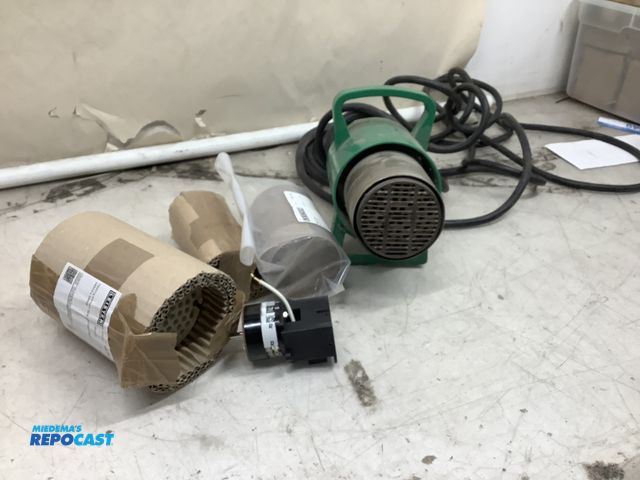 Lot 2-67520 - Leister heat gun with extra parts