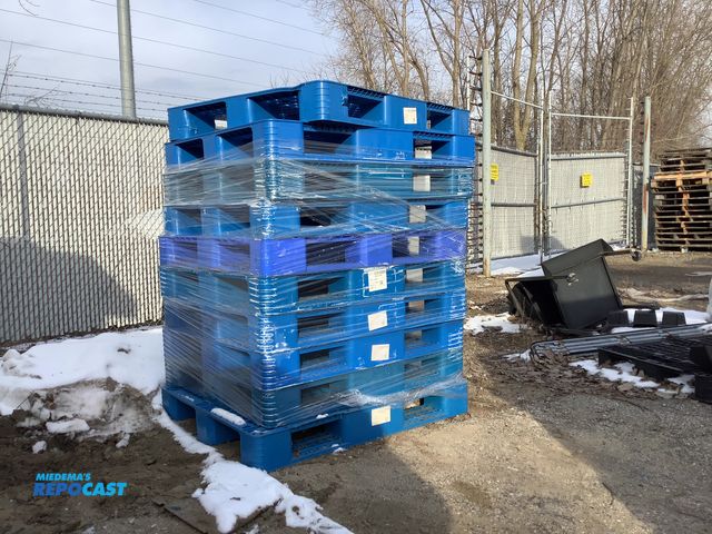Lot 2-15558 - 9 Blue plastic stackable pallets