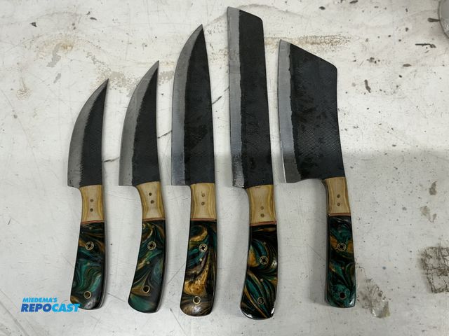 Lot 2-92061 - 5-piece Collectible Knife Set
