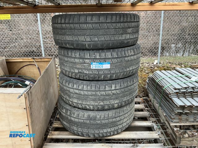 Lot 2-95909 - Lot of (4) courser quest plus 275/60R20 tires -good condition