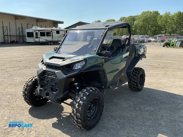 Lot 2-90219 - 2023 Can-Am COMMANDER HD7 700 UTV