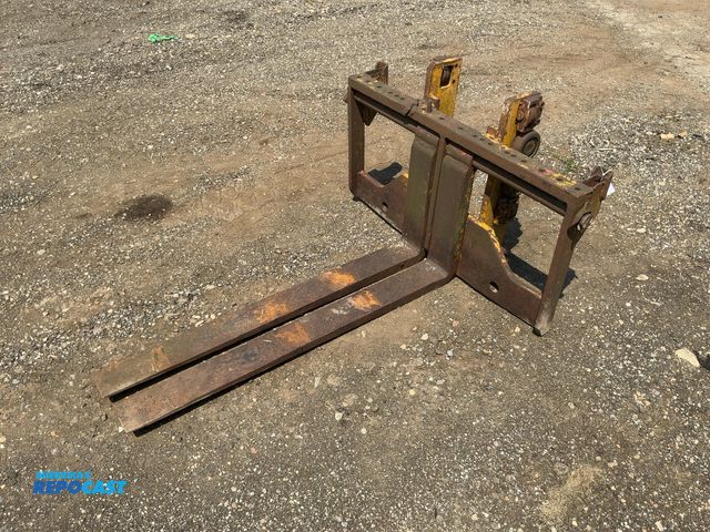 Lot 2-40288 - Used Fork Carriage off a Forklift, 38" wide, two 42" forks, crack in top rail