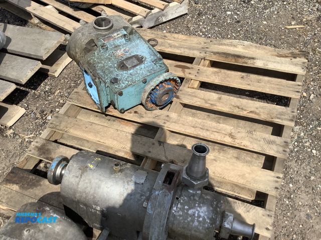 Lot 2-91128 - Industrial pump and a industrial centrifugal rotary pump