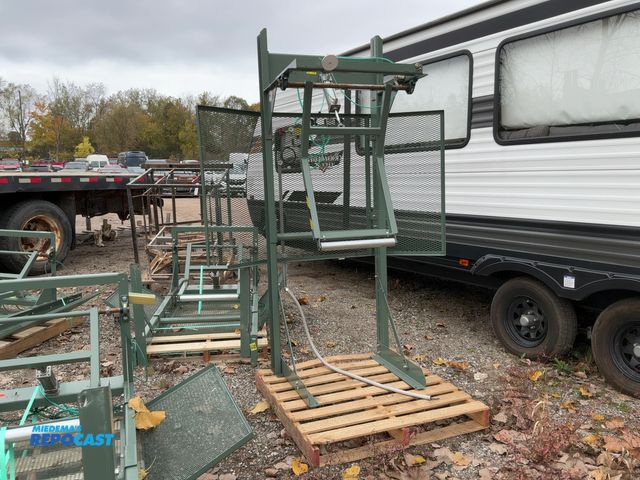 Lot 2-69400 - Pneumatic box pusher