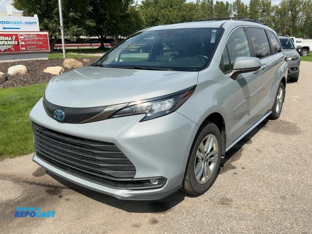 Lot 2-45121 - 2022 Toyota Sienna XLE Woodland Edition Mini Van AWD