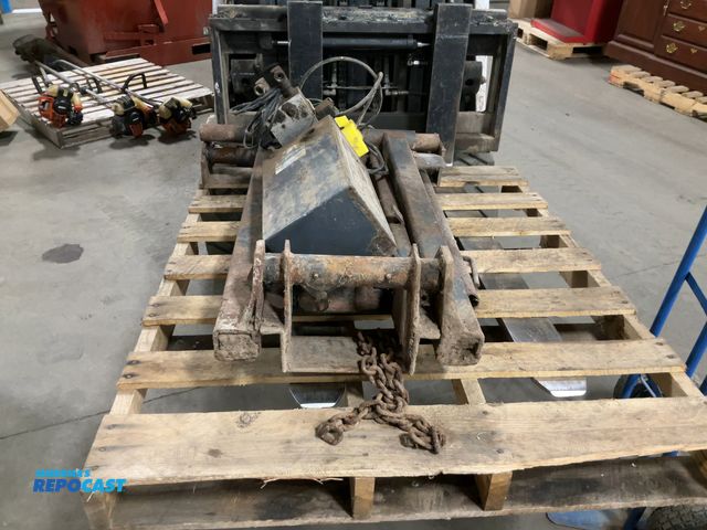 Lot 2-94709 - Venco 6K Dump Hoist with 12v pump and remote. In working condition when removed.