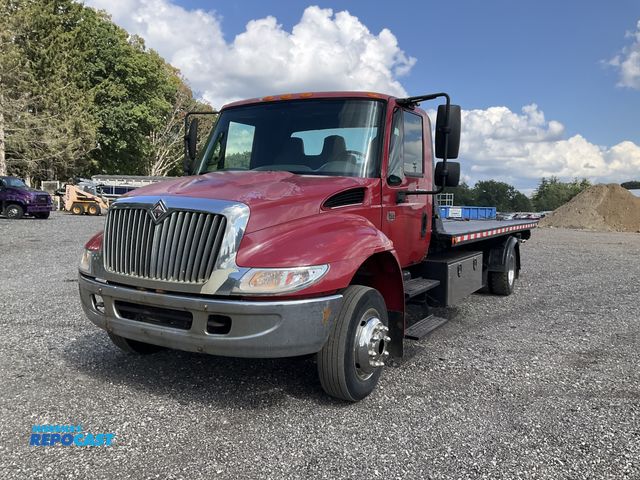 Lot 2-31138 - 2005 International 4300 Flatbed Wrecker
