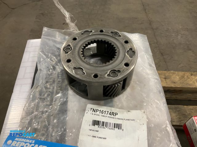 Lot 2-95196 - 1 Unknown  Unknown Reman 3 pinion planetary piece.