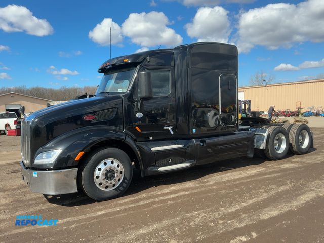 Lot 2-11539 - 2017 Peterbilt 375 Semi Truck