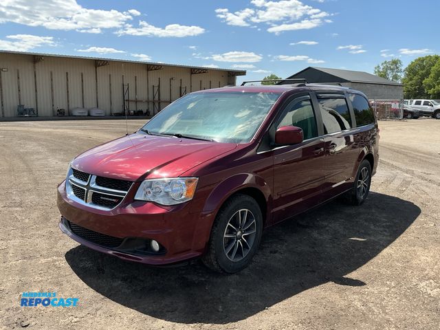 Lot 2-90282 - 2017 Dodge Grand Caravan SXT Mini Van FWD