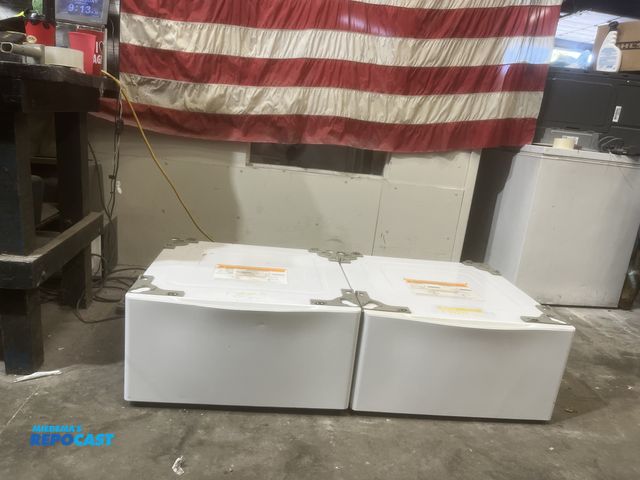 Lot 2-59210 - LG pedestal  set 27"x29.6"x13.6"