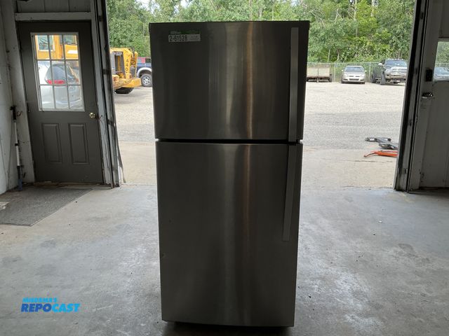 Lot 2-61528 - Scratch & Dent Whirlpool WRT519SZDM02 Refrigerator/Freezer