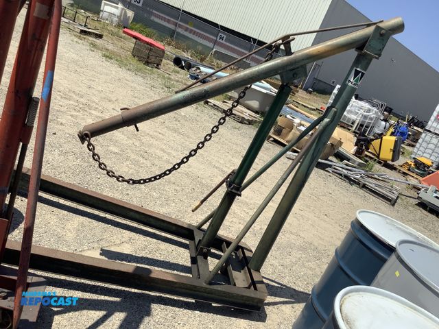 Lot 2-99246 - Weaver shop crane/hoist for lifting heavy engine components