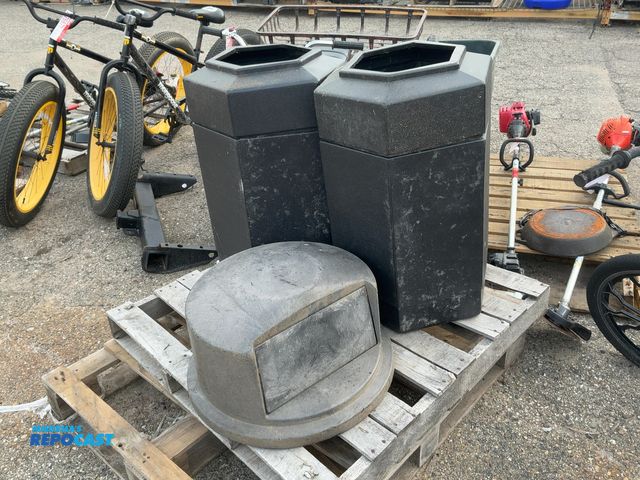 Lot 2-66592 - Lot of (2) outdoor trash cans with 1 covered lid