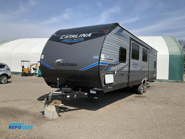 Lot 2-70288 - 2021 Coachman Acat 303QBCK Legacy Edition Camper Travel Trailer