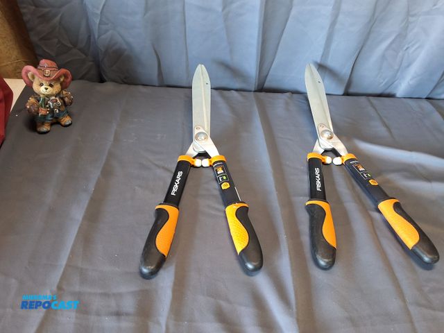 Lot 2-76834 - (2) FISKARS 23 IN POWER LEVER SOFTGRIP HEDGE SHEARS