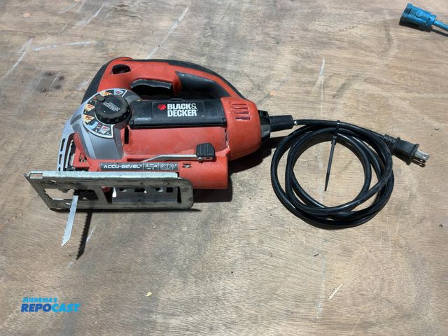 Lot 2-15277 - Black &amp; Decker JS660 5-Amp Variable Speed Keyless Corded Jigsaw Electric Powered