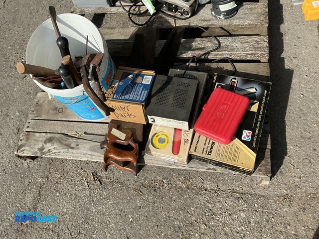 Lot 2-67539 - Lot of various different tools and building materials, such as 3 saws, Bosch tilt base, Merle adjust...