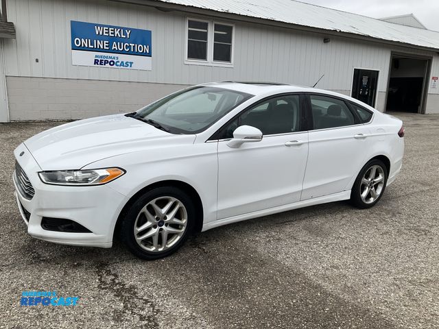 Lot 2-61126 - 2015 Ford Fusion SE Sedan FWD
