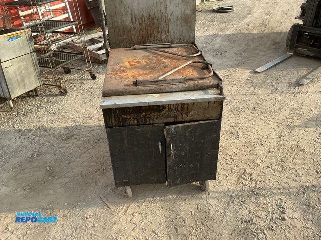 Lot 2-35952 - Unknown Brand or Model Commercial Stove