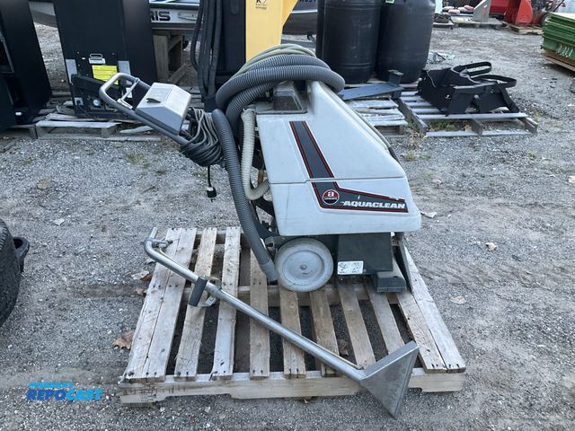 Lot 2-67392 - ADVANCE MACHINE COMPANY 264001 Aqua clean 120V/60Hz floor scrubber (serial number: 1136050)