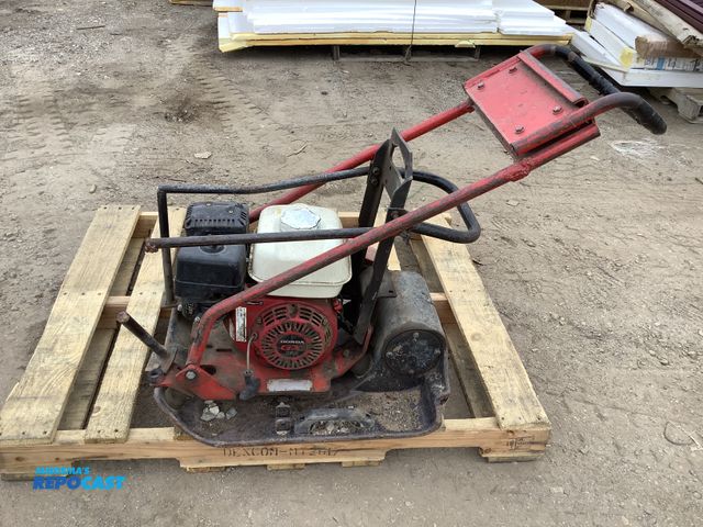 Lot 2-69103 - Dynapac LF3820 plate compactor