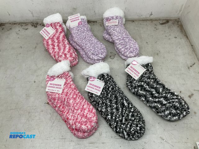 Lot 2-32616 - Lot of 6 pairs of women’s lounge socks