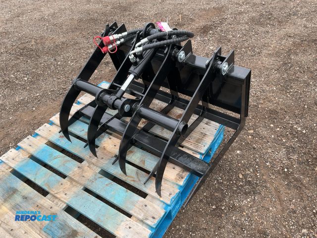 Lot 2-20361 - New SDLANCH 37" Grapple Mini Skid Steer Attachment, Single Hydraulic Grapple Arm, Has Hydraulic Hose...