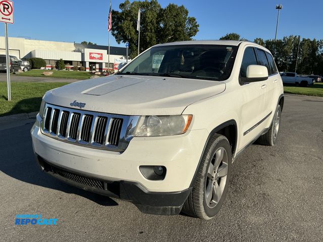 Lot 2-33411 - 2011 Jeep Grand Cherokee Laredo 4WD SUV