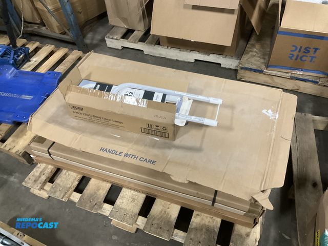 Lot 2-17024 - Slot of various lights includes: Felt Electric LED Linear Lamps, (2) Lithonia Lights