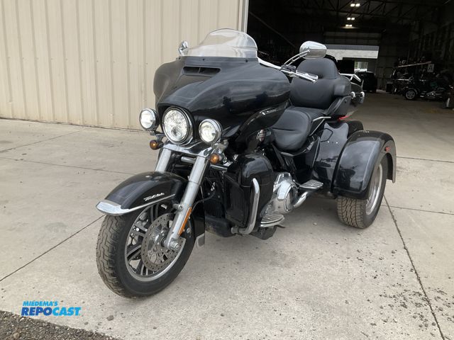 Lot 2-22873 - 2022 Harley Davidson TriGlide FLHTCUTG Motorcycle